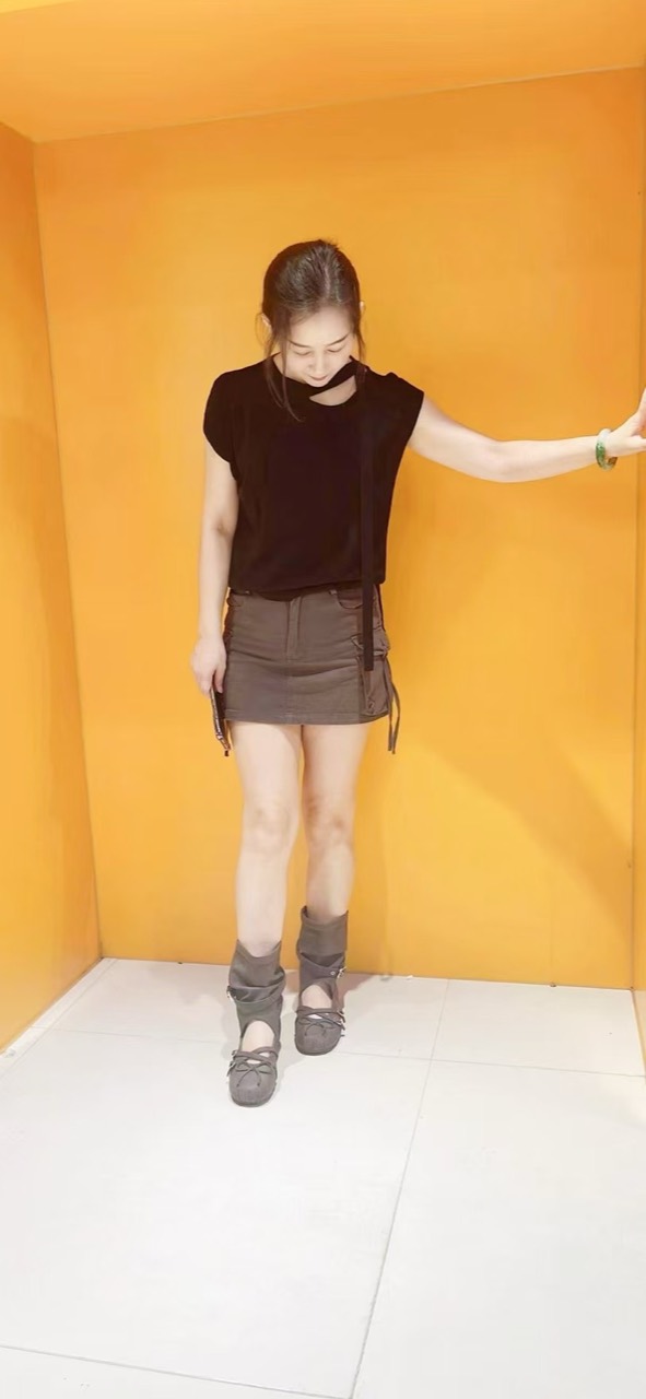 CHENFENG站在暖橙色空间中